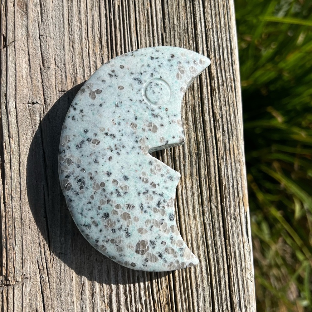 Kiwi Jasper moon carving
